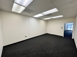 856 Mitten Rd, Burlingame, CA à louer Photo de l’immeuble– Image 1 sur 10