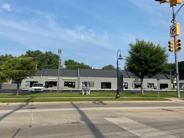 2038 Cass Lake Rd, Keego Harbor, MI à vendre - Photo de l’immeuble – Image 2 sur 8