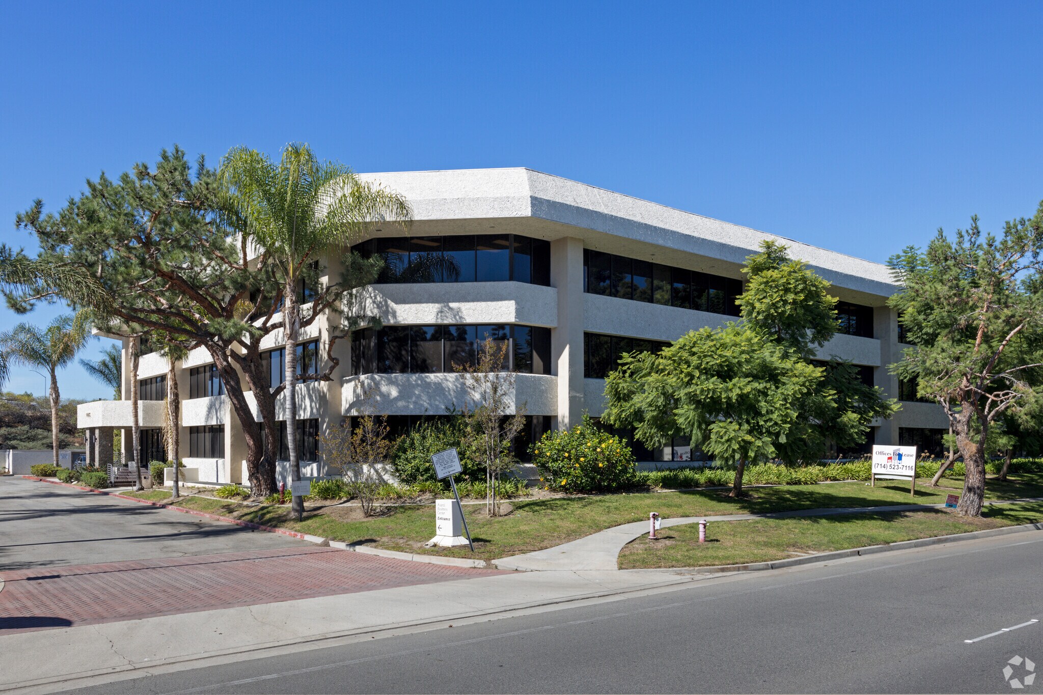 17215 Studebaker Rd, Cerritos, CA à louer Photo principale– Image 1 sur 22
