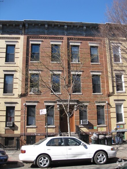 1717 Madison St, Flushing, NY à vendre - Photo de l’immeuble – Image 3 sur 4
