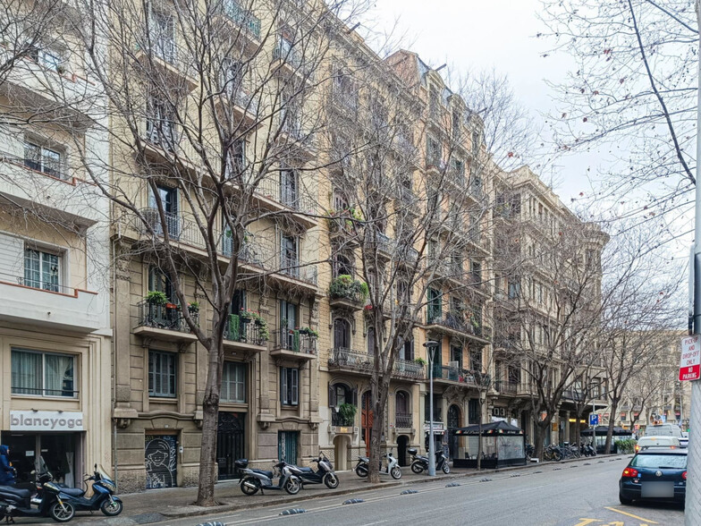 Immeuble residentiel dans Barcelone, Barcelona à vendre - Photo de l’immeuble – Image 3 sur 4