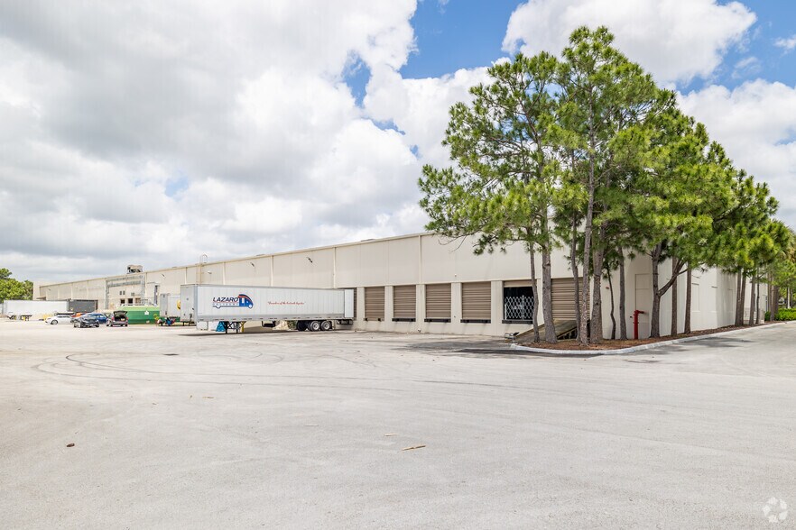12400 SW 134th Ct, Miami, FL à louer - Photo de l’immeuble – Image 3 sur 8