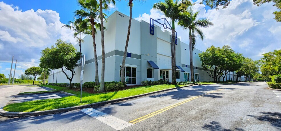 9705 NW 108th Ave, Medley, FL à louer - Photo de l’immeuble – Image 3 sur 3