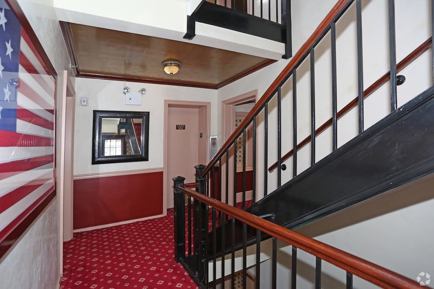 8 Bond St, Great Neck, NY à louer - Hall d’entrée – Image 3 sur 4