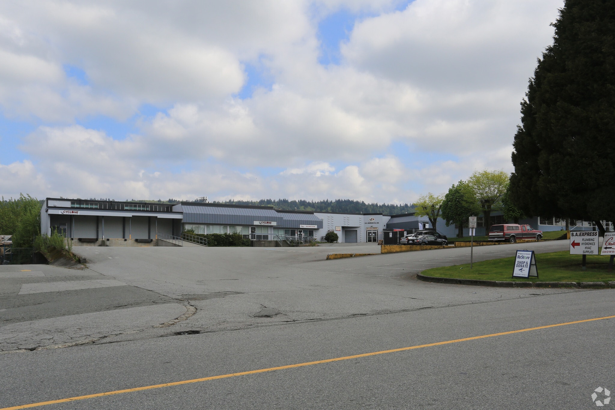 7973-7979 Enterprise St, Burnaby, BC à louer Photo principale– Image 1 sur 5