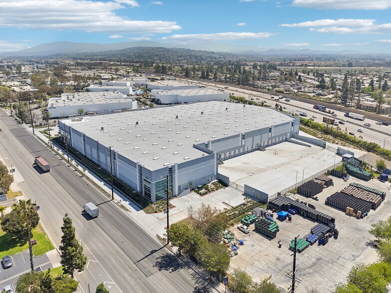 2872 E La Palma Ave, Anaheim, CA à louer - Photo de l’immeuble – Image 3 sur 9