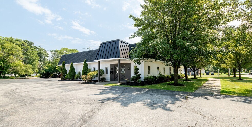 141 E Aurora Rd, Northfield, OH à louer - Photo de l’immeuble – Image 2 sur 28