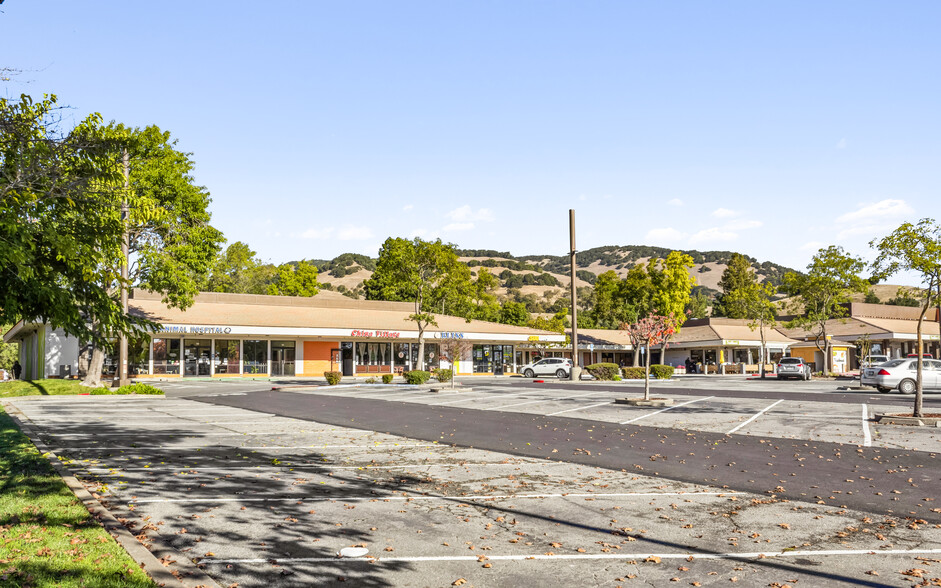 101-199 San Marin Dr, Novato, CA à louer - Photo de l’immeuble – Image 3 sur 17