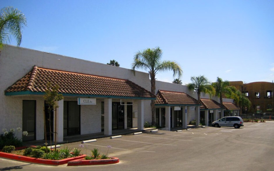 109-155 E Arrow Hwy, San Dimas, CA à louer - Photo de l’immeuble – Image 2 sur 7