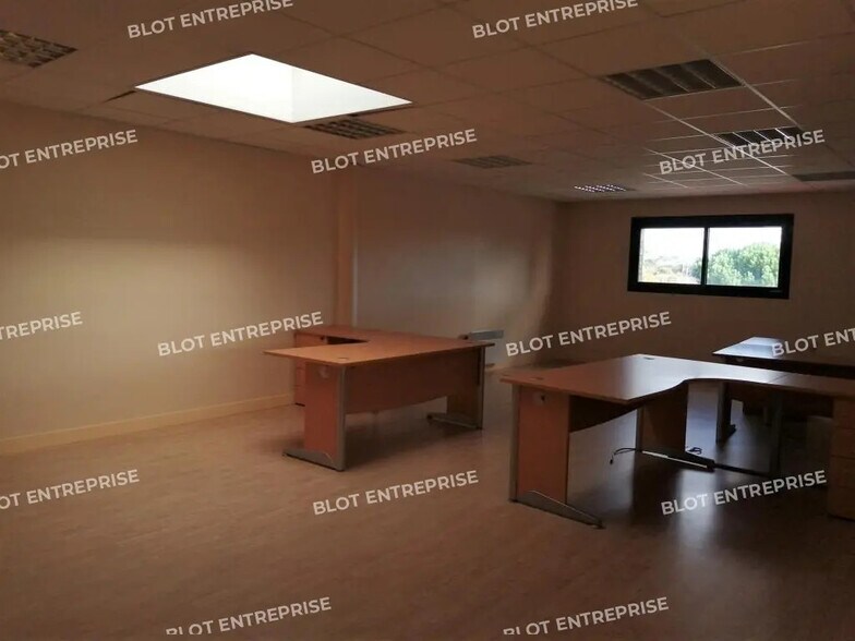 Bureau dans Plescop à louer - Photo de l’immeuble – Image 2 sur 8