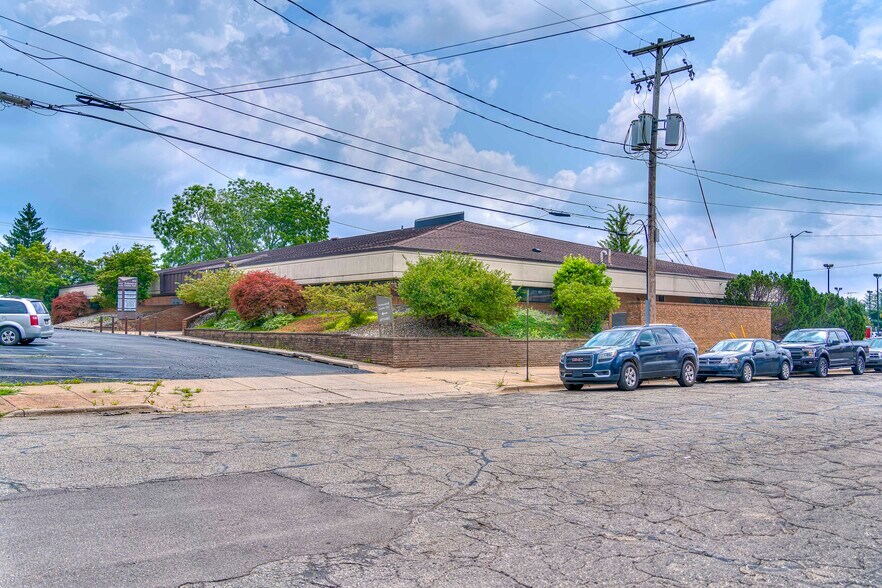 900 E Michigan Ave, Jackson, MI à vendre - Photo de l’immeuble – Image 3 sur 35