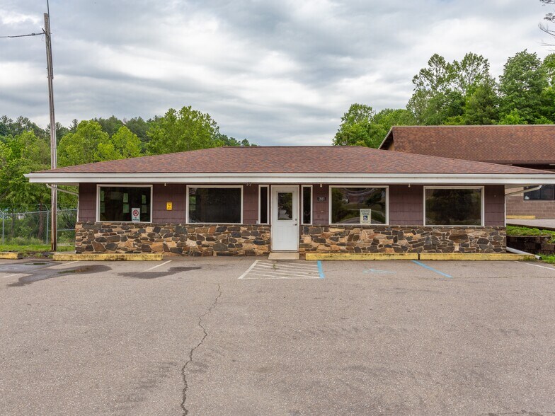 395 Crimson Laurel Way, Bakersville, NC à vendre - Photo de l’immeuble – Image 2 sur 32