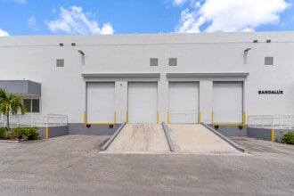 7900-7930 NW 71st St, Miami, FL à louer Photo intérieure– Image 1 sur 32