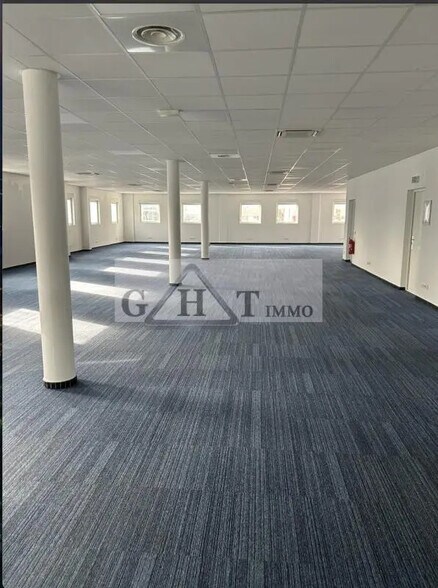 Bureau dans Villeneuve-la-Garenne à louer - Photo de l’immeuble – Image 1 sur 3