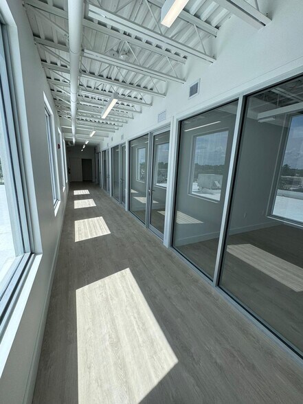 645 NE 125th St, North Miami, FL à louer - Photo de l’immeuble – Image 3 sur 15