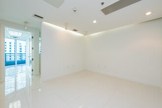 40 SW 13th St, Miami, FL à louer Photo intérieure– Image 2 sur 16