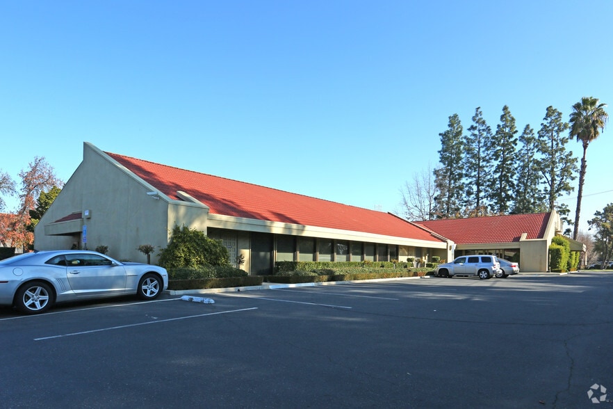 225 W Shaw Ave, Fresno, CA à louer - Photo principale – Image 1 sur 21