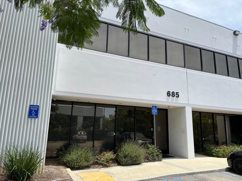 685 E Cochran St, Simi Valley, CA à louer - Photo de l’immeuble – Image 2 sur 6