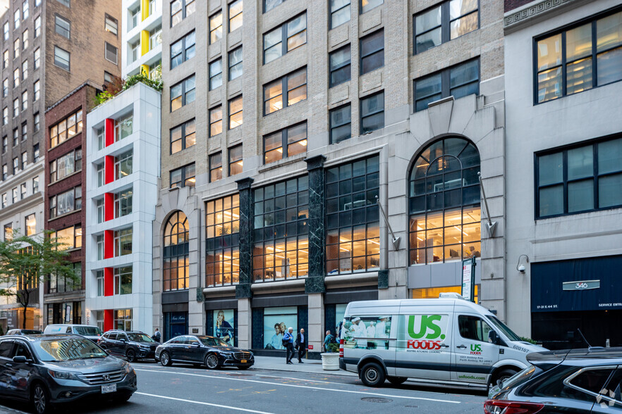 11 E 44th St, New York, NY à louer - Photo de l’immeuble – Image 3 sur 5