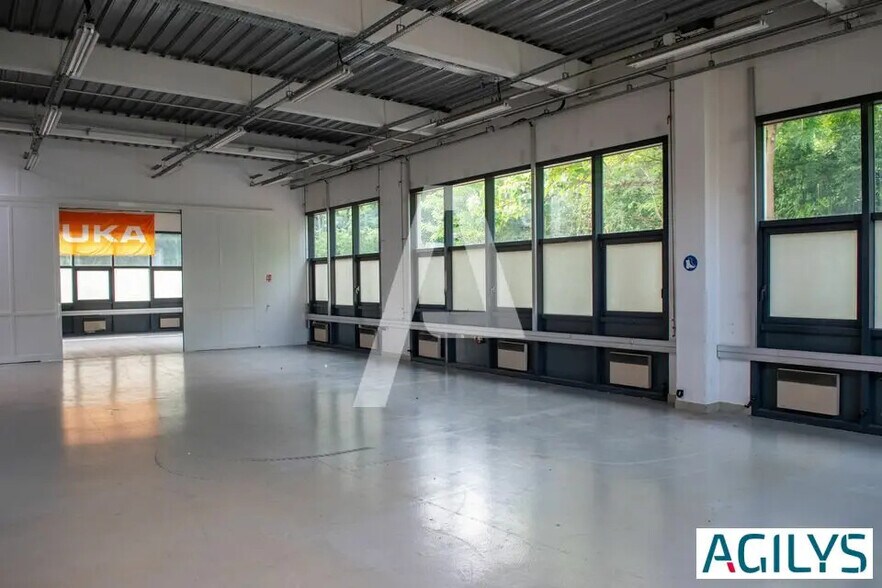 Local d’activités dans Villebon-sur-Yvette à louer - Photo de l’immeuble – Image 3 sur 10