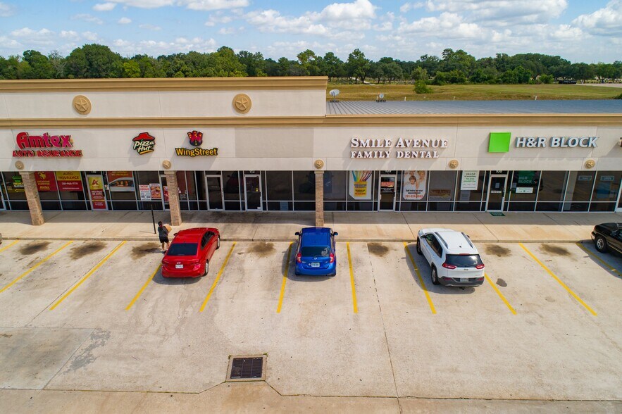 1591 E Hwy 6, Alvin, TX à louer - Photo de l’immeuble – Image 2 sur 11