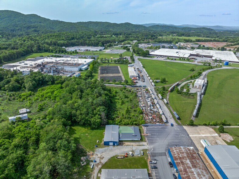 340 LA White Dr, Fletcher, NC à louer - Photo de l’immeuble – Image 3 sur 42
