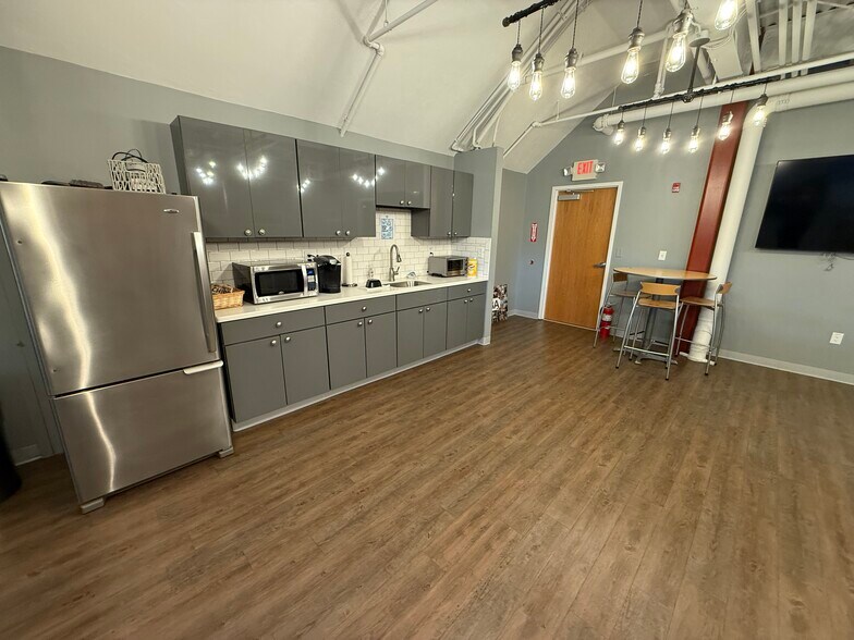 1075 Westford St, Lowell, MA à louer - Photo de l’immeuble – Image 3 sur 12