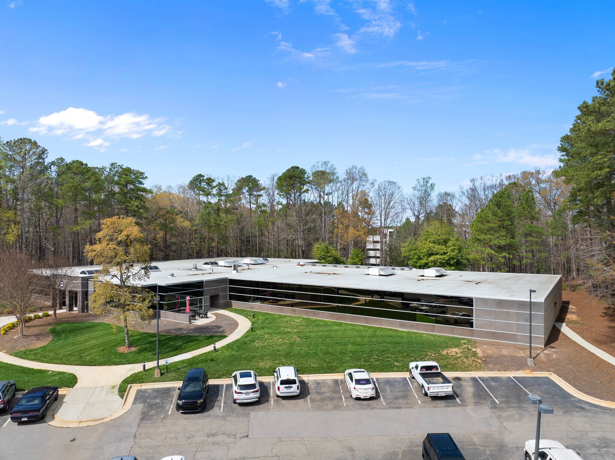 301 Gregson Dr, Cary, NC à vendre Photo principale– Image 1 sur 19