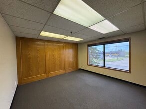 15108 118 Av NW, Edmonton, AB à louer Photo intérieure– Image 2 sur 6