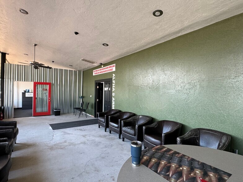 1325 Yosemite Blvd, Modesto, CA à vendre - Photo intérieure – Image 3 sur 16