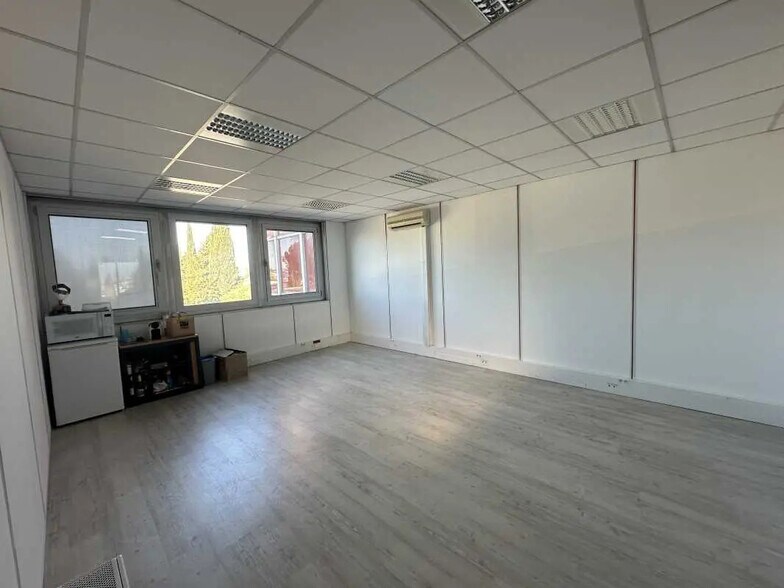 685 Rue Georges Claude, Aix-en-Provence à louer - Photo de l’immeuble – Image 1 sur 9