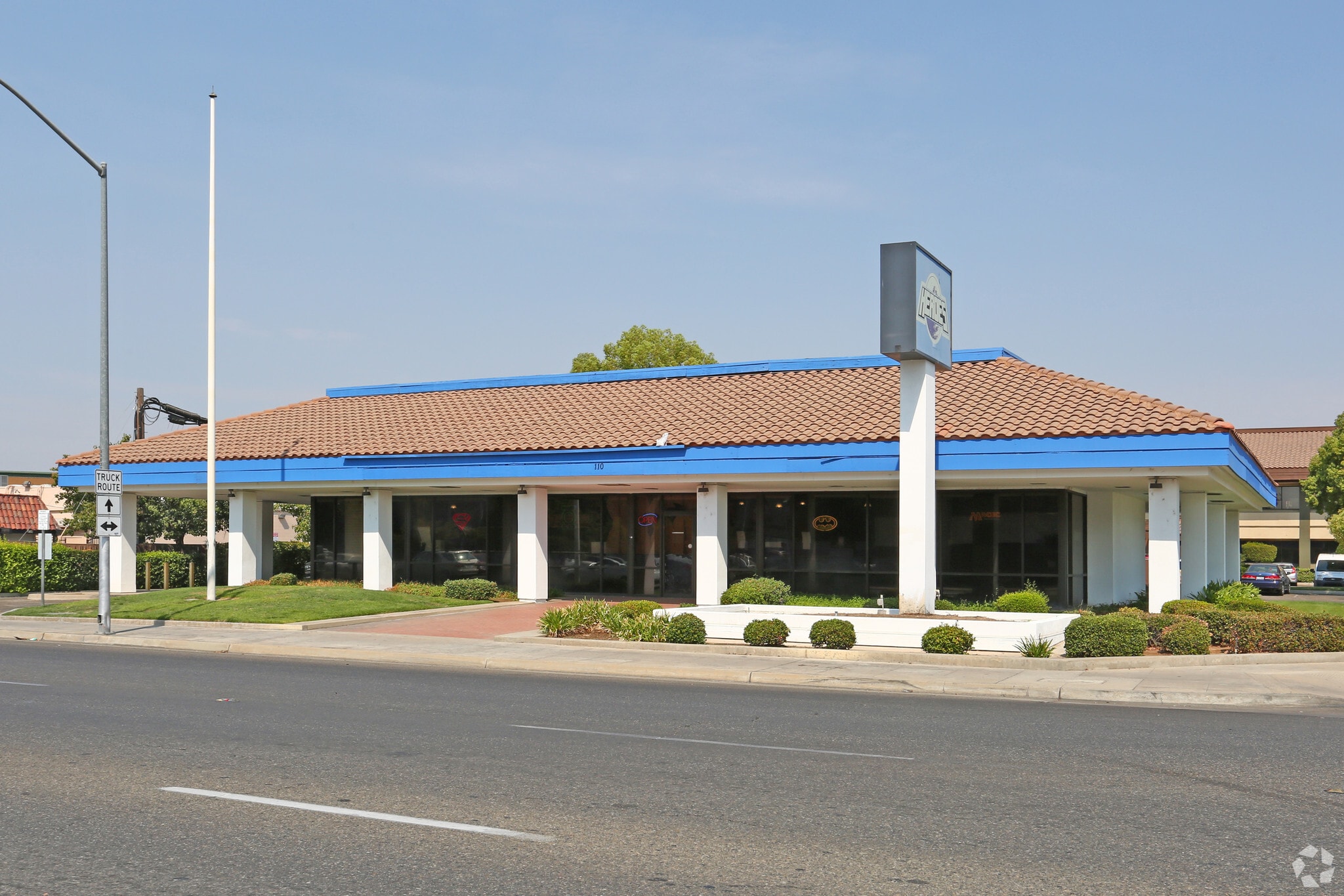 110 E Shaw Ave, Fresno, CA à louer Photo principale– Image 1 sur 8