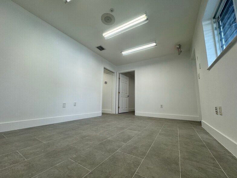 6955-6965 NW 43rd St, Miami, FL à louer - Photo intérieure – Image 3 sur 4