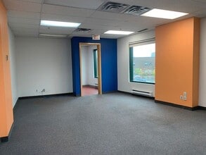 5095 St Jean-Talon E, Montréal, QC à louer Photo intérieure– Image 2 sur 6