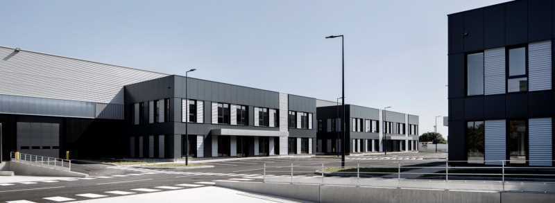 Local d’activités dans Le Bourget à louer - Photo de l’immeuble – Image 1 sur 5