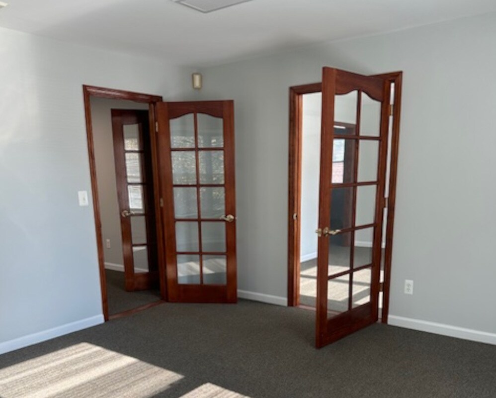 456 W Jericho Tpke, Huntington, NY à louer Photo principale– Image 1 sur 14