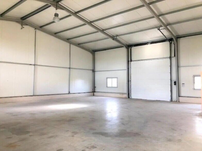 Local d’activités dans Saint-Germain-de-la-Grange à louer - Photo de l’immeuble – Image 2 sur 8