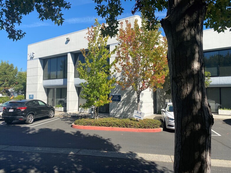 8 Digital Dr, Novato, CA à louer - Photo de l’immeuble – Image 2 sur 5