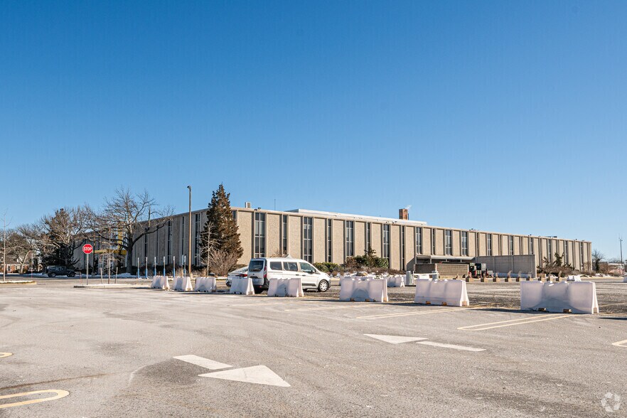 1065 Stewart Ave, Bethpage, NY à louer - Photo de l’immeuble – Image 3 sur 7