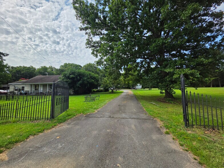 Hwy 10 portefeuille de 4 biens à vendre sur LoopNet.fr - Photo principale – Image 1 sur 11