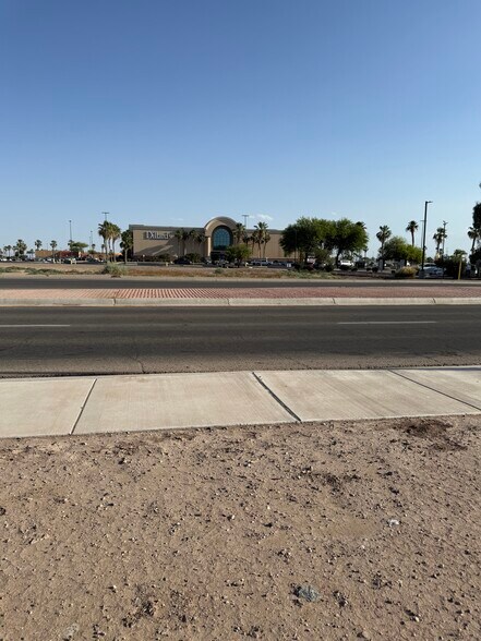 705 E Danenberg Dr, El Centro, CA à vendre - Photo principale – Image 1 sur 1