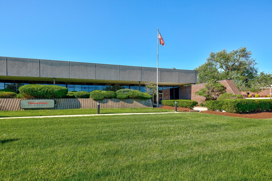 26111 Miles Rd, Bedford Heights, OH à louer - Photo de l’immeuble – Image 2 sur 4