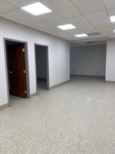 2212 Noblestown Rd, Pittsburgh, PA à louer Photo intérieure– Image 2 sur 8