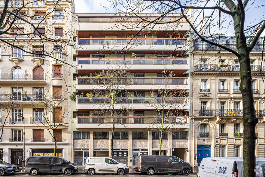 Immeuble residentiel dans Paris à vendre - Photo principale – Image 1 sur 3