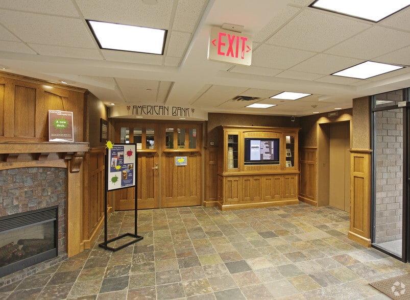 14300 Nicollet Ct, Burnsville, MN à louer - Hall d’entrée – Image 3 sur 7