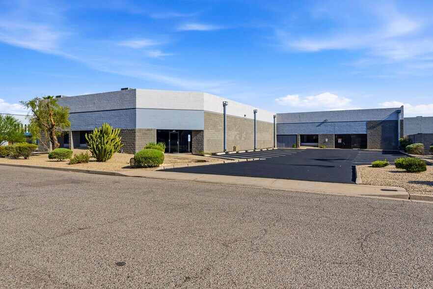 3745 E Wier Ave, Phoenix, AZ à louer - Photo de l’immeuble – Image 1 sur 40