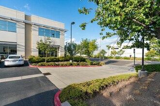 29033 Avenue Sherman, Valencia, CA à louer Photo de l’immeuble– Image 2 sur 12