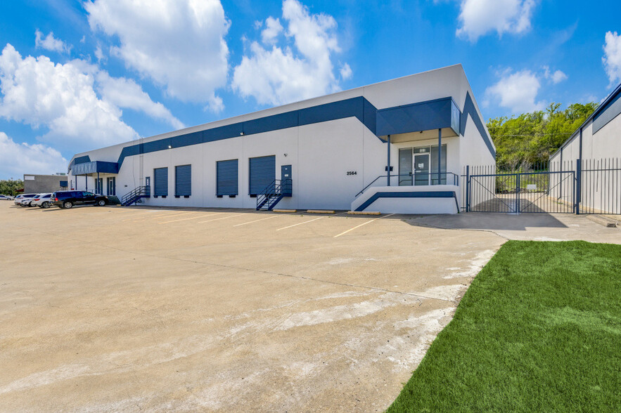 2556-2564 W Commerce St, Dallas, TX à louer - Photo de l’immeuble – Image 1 sur 4