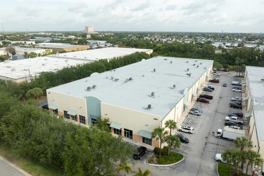 4188 Westroads Dr, Riviera Beach, FL à louer - Aérien – Image 1 sur 16