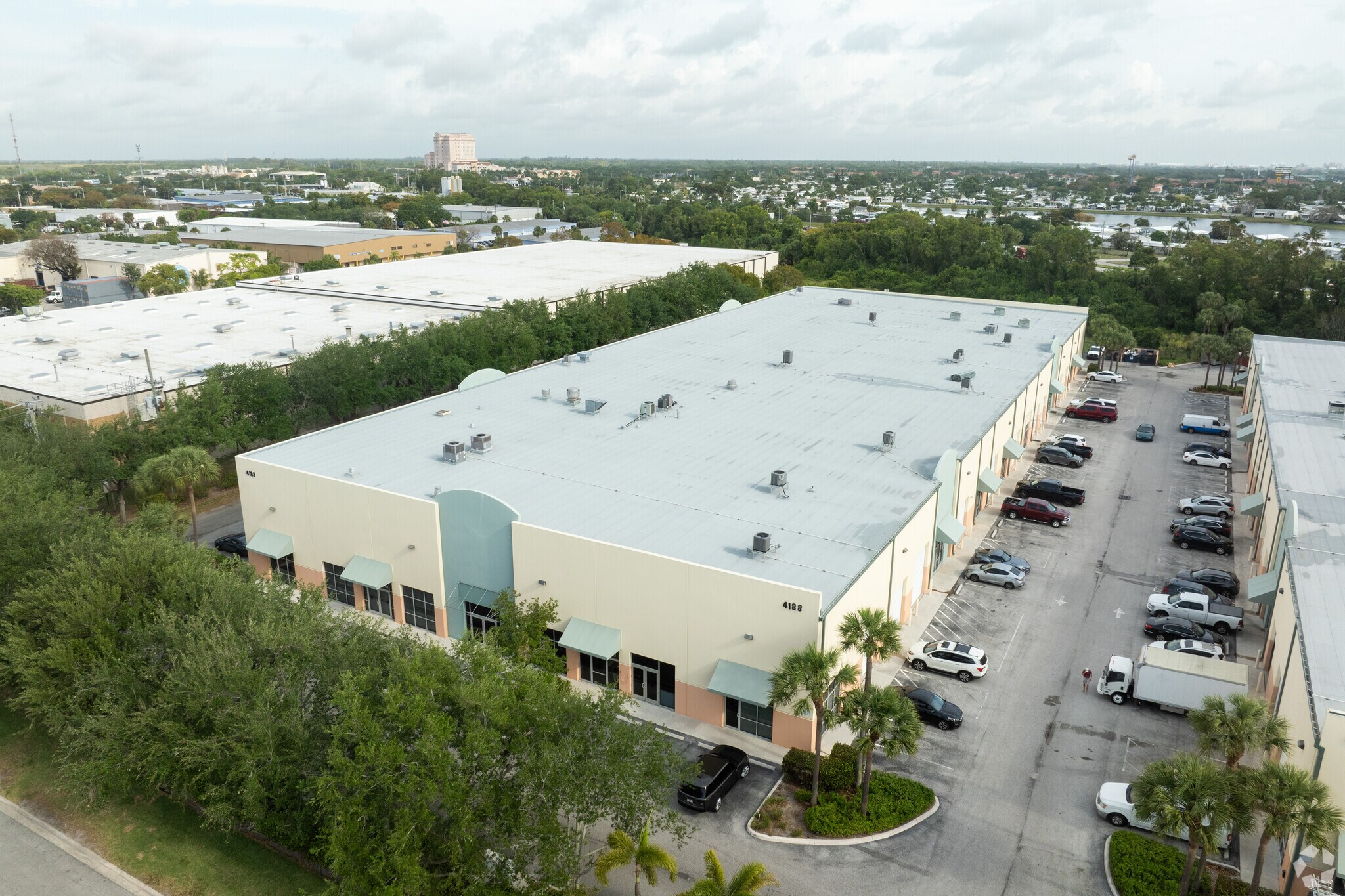 4188 Westroads Dr, Riviera Beach, FL à louer Aérien– Image 1 sur 17
